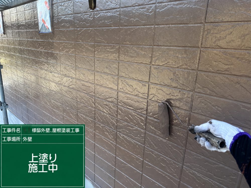 外壁の上塗り施工中の写真